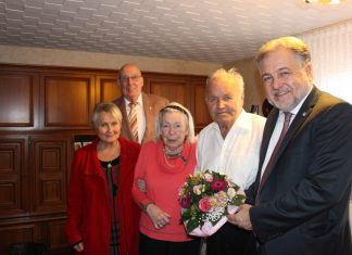 Dieter Heinemann von den "Aulen Mettmanner", stellvertretende Landrätin Elke Thiele und Bürgermeister Thomas Dinkelmann (r.) gratulieren den eheleuten Ruth und Siegfried Breitsprecher. Foto: Kreisstadt Mettmann