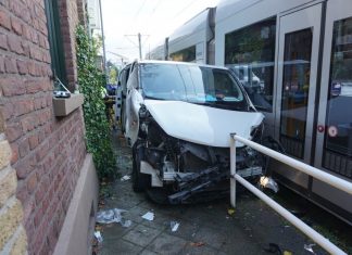 Der Kleintransporter wurde zwischen der Straßenbahn und einer Hauswand eingeklemmt. Foto: Feuerwehr Ratingen