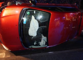 Der Wagen kippte bei dem Unfall auf die Seite. Foto: Feuerwehr Ratingen