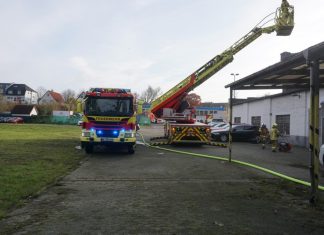 Die entflamten Filtermatten erreichten die Einsatzkräfte über eine Drehleiter. Foto: Feuerwehr Ratingen