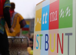 Fraktionen und Aktionsgruppen veranstalten eine "bunte Mahnwache". Foto: André Volkmann (Archiv)
