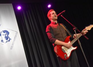 Der ehemalige Austauschschüler Alex Gerber gratulierte musikalisch zum 50. Geburtstag. Foto: HHG