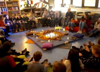 Lieselotte Recknagel sorgte für märchenhafte Stimmung im Konrad-Heresbach-Gymnasium. Foto: KHG