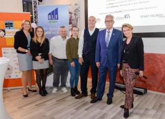 Anne Goßmann, Netzwerk W im Kreis Mettmann; Désirée Bleckmann, BLF Gruppe; Gerd Bloemertz, Helios Klinikum Niederberg; Ina Berger, Auszubildende Kreis Mettmann; Dirk Lukrafka, Bürgermeister Stadt Velbert; Thomas Hendele, Landrat Kreis Mettmann; Tatjana Pioschyk, Radio Neandertal. Foto: Kreis ME