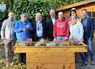 Das Hochbeet im Garten des Wohnheims Velbert (in der Mitte links: Emil Weise stellvertretender Bürgermeister, Mitte rechts: Michael Schindler, ganz rechts außen: Thomas Stumpf Leiter der Einrichtung) und deren Bewohner. Foto: Lebendhilfe/André Tessadri