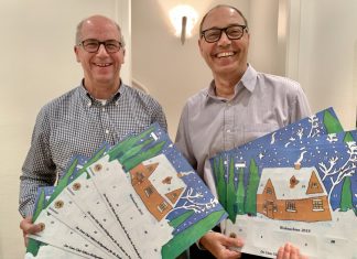 Sie präsentieren die neue Auflage des Adventskalenders: Sekretär Martin Bürgener und Präsident Jörg Liebig. Foto: Lions