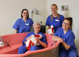 Nach der Entbindung werden die Mutter und ihr Neugeborenes in der neu eingerichteten, hebammengeleiteten Wöchnerinnenstation weiter betreut. Die Hebammen (v.l.) Yvonne Rohde, Greta Köstermann, Esther Mott, Vanesse Siury sind überzeugt, dass diese Erweiterung eine "optimale Ergänzung" zum bestehenden Konzept ist. Foto: Helios