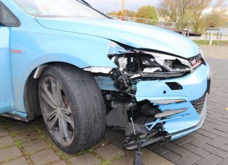 Der VW Golf wurde bei der Fahrt durch Monheim und Baumberg beschädigt. Foto: Polizei