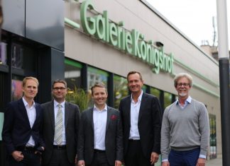 Freuen sich über den erfolgreichen Abschluss der Umbaumaßnahmen: Ruprecht Melder, Geschäftsführer des Architekturbüros Chapman Taylor; Gernot Falk, Geschäftsführer des ILG-Objektmanagements; Florian Lauerbach, Geschäftsführer der ILG-Holding; Lars Jähnichen, Geschäftsführer von IPH Handelsimmobilien und Dr. Christof Glatzel, Managing Partner der Boening & Glatzel GmbH. Foto: André Volkmann