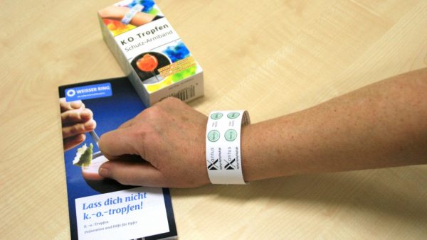 Mit einem Schutz-Armband können K.O.-Tropfen in einer Flüssigkeit nachgewiesen werden. Foto: Kreisstadt Mettmann