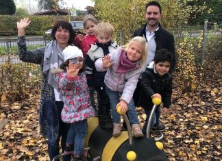 Eine Biene sorgt in der DRK-Kindertagesstätte „Farbenfroh“ in Wülfrath für gute Laune: Carlos Ripoll, Leiter des Lhoist-Werkes Flandersbach (rechts) begutachtete jetzt mit Kindern und Kita-Leiterin Sabine van Ark (links) das neue Spielgerät. Foto: Lhoist