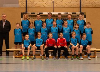 Der Handball-Nachwuchs freut sich über den neuen Satz Trikots von Sponsor Aßfelder Optik. Foto: ME-Sport