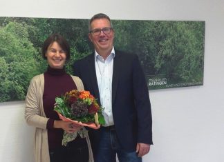 Harald Filip begrüßt Anne Rodler mit einem Blumenstrauß. Foto: Stadt Ratingen