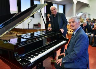 Der Unternehmer Klaus Stein (r.) und Musikschulleiter Frank Eerenstein am Ibach-Flügel. Foto: Mathias Kehren