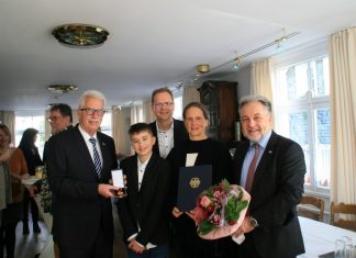 Landrat Thomas Hendele (l.) und Bürgermeister Thomas Dinkelmann (r.) mit Nicola Hengst-Gohlke, Ehemann Jens Gohlke und Sohn Jan. Foto: Kreisstadt Mettmann