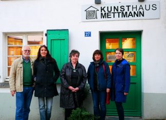 Fünf Kunstschaffende freuen sich auf die Vernissage: Lothar Weuthen, Martina Chardin, Gisela Machalz, Tina Menschner und Elke Enders. Foto: Kunsthaus ME