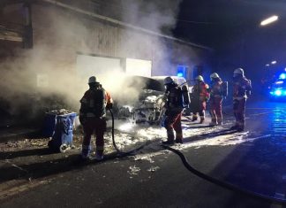 Mit Löschschaum brachten die Brandschützer das Feuer unter Kontrolle. Foto: Feuerwehr Velbert