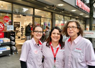 „Wir bieten unseren Kunden ein besonders schönes Einkaufserlebnis“, so Daniela Mancarella, hier im Bild mit ihren Kolleginnen Sanela Ceylan (l.) und Karin Kunkel (r.). Foto: Mathias Kehren