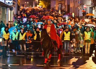 Leuchtende Laternen, Gesang und Blasmusik gab es zur Begleitung von Sankt Martin hoch zu Ross durch die Wülfrather Innenstadt. Foto: Mathias Kehren