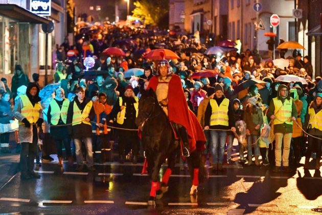 Leuchtende Laternen, Gesang und Blasmusik gab es zur Begleitung von Sankt Martin hoch zu Ross durch die Wülfrather Innenstadt. Foto: Mathias Kehren