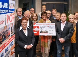 Die Präsidentinnen und Präsidenten der sechs Service-Clubs in Velbert und Heiligenhaus haben den Erlös des Benefizkonzerts an die Vertreter des Hospizvereins Niederberg übergeben. Foto: Mathias Kehren