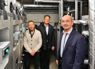 Engin Ucar und Mehmet Coban (Geschäftsführer der U-C-AR GmbH) mit Stadtwerke-Vertriebsleiter Bert Gruber (Mitte) an der neuen Heizanlage. Foto: Mathias Kehren