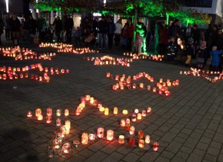 Elf Sterne aus rund 600 Teelichtern leuchteten auf dem Vorplatz zur Galerie Königshof. Foto: Caritas