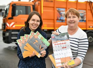 Britta Nelles und Irmgard Olberding haben den neuen Abfallkalender für Velbert vorgestellt. Foto: Mathias Kehren