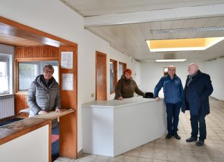 Standortleitung Monika Hülsiepen und Tafel-Koordinatorin Tanja Högström freuen sich, neue Räumlichkeiten für die Tafel in Velbert gefunden zu haben. Markus Küpper vermietet die Räume und den Umbau leitet Architekt Frank Holldorf. Foto: Mathias Kehren