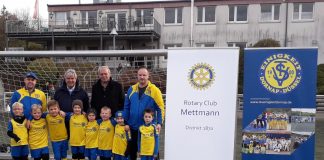 Die Jugend des TSV Einigkeit Dornap-Düssel freut sich über die neuen Trikots. Foto: TSV Einigkeit
