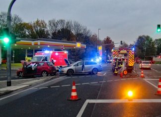 Beide Autos sind bei dem Unfall stark beschädigt worden. Foto: Polizei