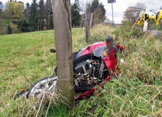 Der Roller prallte gegen eine Zaunpfosten, sein Fahrer wurde auf die Wiese geschleudert. Foto: Polizei