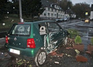 Die Schäden an der rechten Beifahrerseite sind deutlich zu erkennen. Foto: Polizei