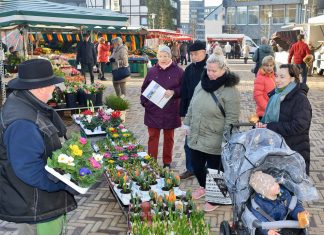 Die Stände des Velberter Wochenmarkts sind am Freitag, 29. November, im oberen Teil der Fußgängerzone aufgebaut. Archivfoto: Mathias Kehren