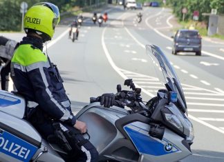 Polizeibeamte sorgen entlang der Strecke für Sicherheit. Foto: Symbolbild (Polizei)