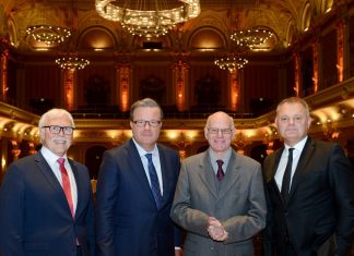Norbert Lammert (M.) war der Redner beim diesjährigen Volksbank-Symposium. Die Vorstände Andreas Otto (r.) und Lutz Uwe Magney (l.) sowie Aufsichtsratsvorsitzender Thomas Schäfer (2.v.l.) begrüßten ihn in der Historischen Stadthalle. Foto: Volksbank