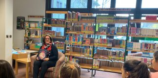 Kerstin Griese las in der Stadtteilbibliothek West für die Drittklässler der Astrid-Lindgren-Grundschule vor. Foto: Harald Schrapers