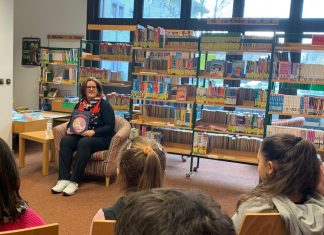 Kerstin Griese las in der Stadtteilbibliothek West für die Drittklässler der Astrid-Lindgren-Grundschule vor. Foto: Harald Schrapers