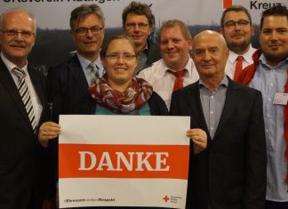 Der DRK-Kreisvorstand bedankt sich: Norbert Danscheidt, Nils Hanheide, Dr. Hospes, Dr. Busse, Christian Schildknecht, Reinhold Salewski, Thomas Nüchter und Alexander Polster. Foto: Gudrun Manegold/DRK Mettmann
