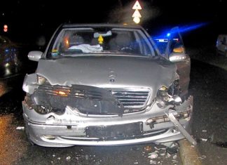Der Daimler wurde bei dem Unfall im Frontbereich beschädigt. Foto: Polizei