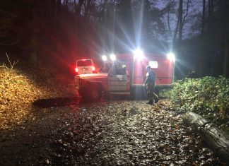 Mit einem geländegängigen Rettungswagen ist die Verletzte geborgen worden. Foto: Feuerwehr