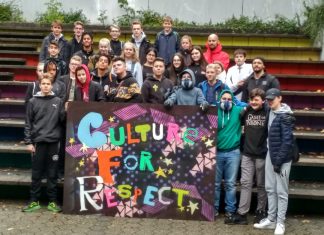 Mit einem Graffiti mahnen die Realschüler zu mehr kulturellem Respekt. Foto: Carl-Fuhlrott-Realschule