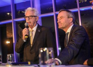 Düsseldorfs Oberbürgermeister OB Thomas Geisel (rechts) und Landrat Thomas Hendele disku-tierten auf dem IHK-Wirtschaftsforum über die Verkehrswende in Hilden. Foto: IHK/Melanie Zanin