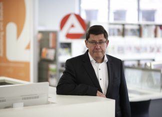 Der operative Geschäftsführer der Arbeitsagentur, Wolfgang Mai, erklärt die aktuellen Statistiken. Foto: Agentur für Arbeit