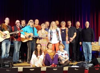 Das knapp 20-köpfige Ensemble begeisterte mit seinem „Woodstock“-Abend im Freizeithaus West. Foto: Stadt Ratingen