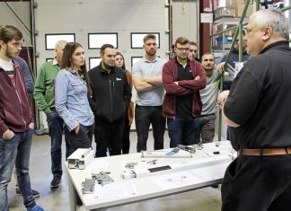 Die Teilnehmer des ZHH-Lehrgangs zu Besuch im Prüfinstitut Schlösser und Beschläge Velbert. Foto: FVSB