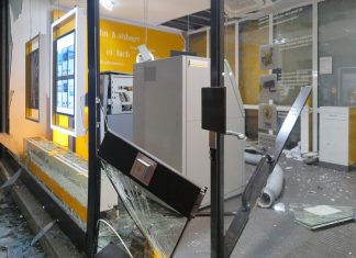 Die Sprengung verwüstete den Vorraum der Bankfiliale. Foto: Polizei
