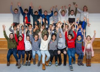 Die Klasse 6a des Ratinger Dietrich-Bonhoefer-Gymnasiums hat "Einser" gesammelt. Belohnt wurde das mit 150 Euro für die Klassenkasse. Foto: Euronics XXL Johann+Wittmer