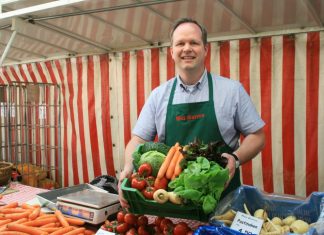 Christian Beckershoff zeigt beispielhaft eine "Frischekiste", die ab Samstag auf dem Wochenmarkt angeboten wird. Foto: Kreisstadt Mettmann