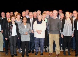 Bürgermeister Thomas Dinkelmann mit den Mettmanner Ehrenamtlern auf der Bühne der Kulturvilla. Foto: Kreisstadt Mettmann